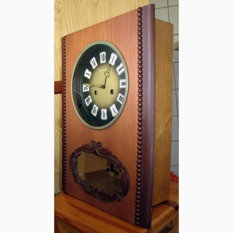 Корпус часов янтарь. Часы янтарь с маятником и боем 1956. Настенные часы янтарь с маятником и боем. Часы настенные маятниковые с боем янтарь. Маятниковые часы янтарь.