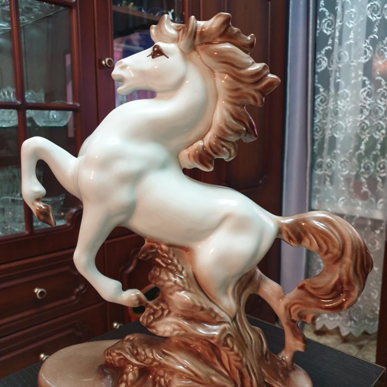 Конни купить. Керамическая статуэтка лошадка. Керамическая статуэтка конь. Лошадка керамика СССР. Статуэтка лошадка керамика СССР.