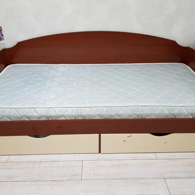 Кровати полуторки недорого. Кровать полуторка. Кровать на полу. Кровать полуторка с матрасом. Кровать полуторка с матрасом и ящиками для белья.