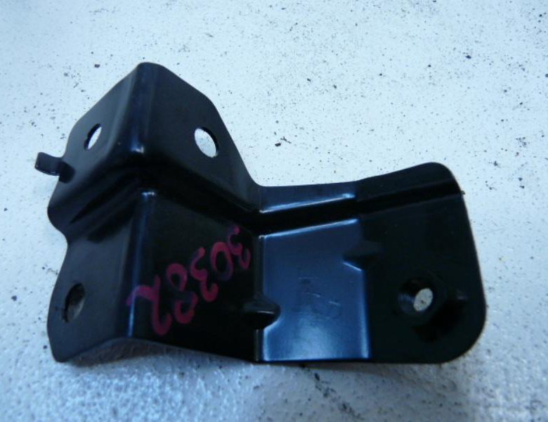 кронштейн крыла передний левый