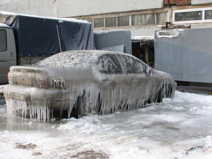 Замерзший автомобиль в Мороз