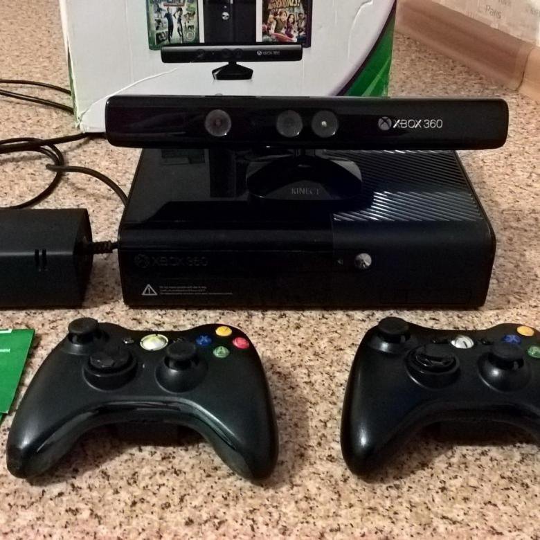 Приставки с беспроводными джойстиками. Xbox 360 e 2 джойстика кинект. Xbox 360 Slim 2 геймпада и кинект. Xbox 360 e 250gb и кинект. Xbox 360 Slim два джойстика.