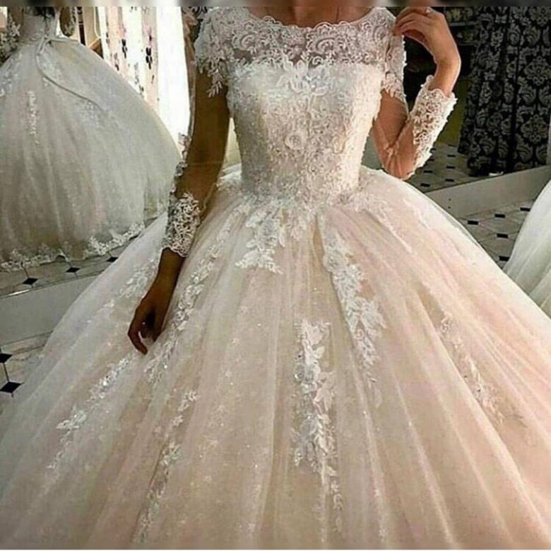Красивое свадебное платье пышное с рукавами белоснежное