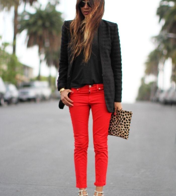 Девушки в красных джинсах
