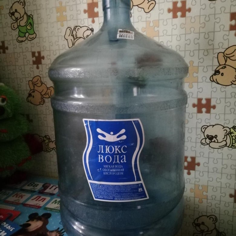 баллон пэт 19л. феодосия бутылка 19 литров. сравнение бутылей 12 и 19 литров. бутыль 19л алексеевская. вода 19 литров.