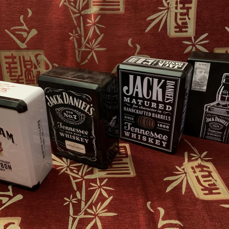 Джим дэниэлс. Джек Дэниэлс металлическая коробка. Jack Daniels и Jim Beam. Набор Джек Дэниэлс в железной коробке. Виски Джек Дэниэлс в коробке.