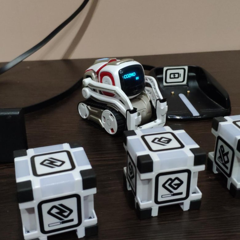 Робот козмо. Муляж фигурки игрушка робот Anki Cozmo. Anki Cozmo на esp32. Робот игрушка Козмо в Уфе. Робот Козмо купить.