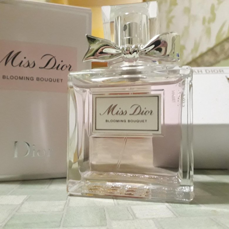 Dior blooming bouquet. Подделка Мисс диор. Мисс диор Блуминг оригинал и подделка. Мисс диор летуаль пробники. Мисс диор дно оригинала.