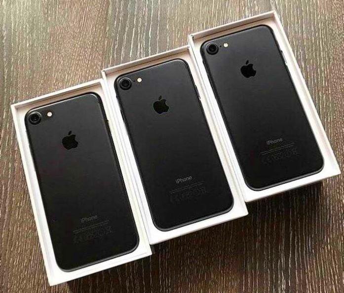 Айфоны в грозном. Iphone 7 Matte Black. Iphone 7 Black Matte полный комплект. Айфон черный новый. Iphone 7 новый в пленке.