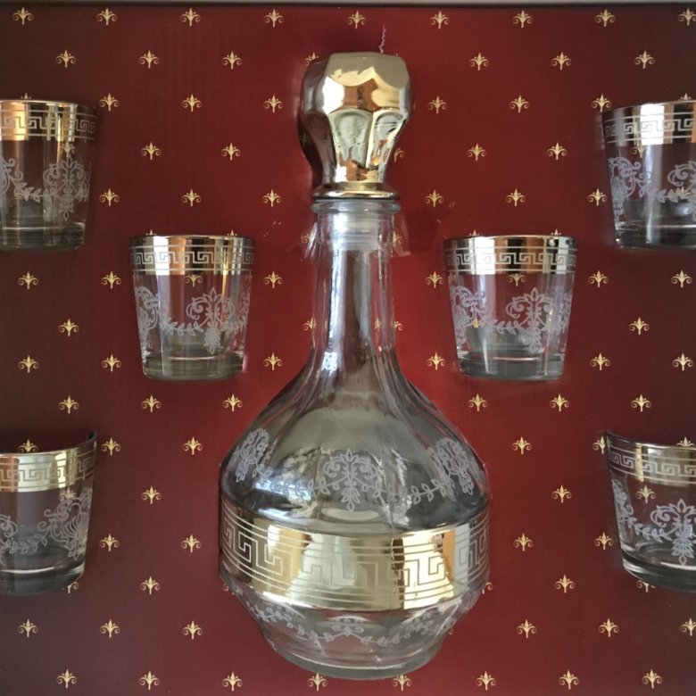 подставка для стопок и графина из дерева. керамический графин со стопками. графин наклонный со стаканами. набор 7 предметов барокко (графин+6 стопок 1022). купить графин с лебедем внутри.