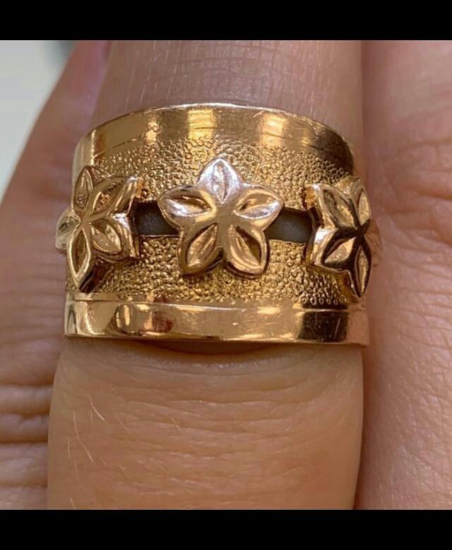 Золотое кольцо звезда. Золотое кольцо обручалка 583. Широкое золотое кольцо женское. Золотое кольцо со звездой. Кольцо 583 пробы со звездочками.