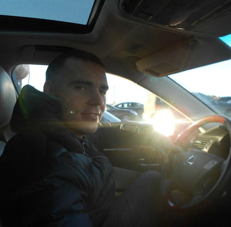 Работа в москве семейный водитель. Семейные. Мужчина за рулем. Авито личный водитель в раменском. Семейный водитель.