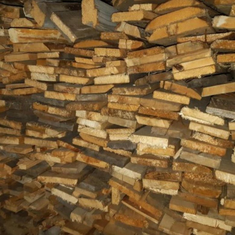 Купить дрова в рязани. Доски на дрова. Доски пиленые на дрова. Старые дрова. Дрова из старых досок.