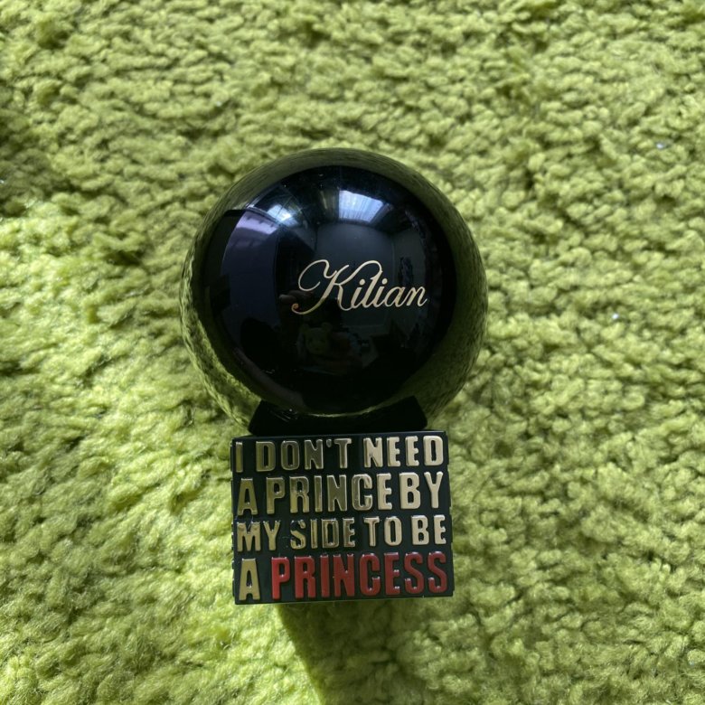 Килиан принцесс парфюм. Kilian i don t need a princess. Духи черные круглые. Kilian don't need a prince by my side to be a princess. Kilian круглый флакон.