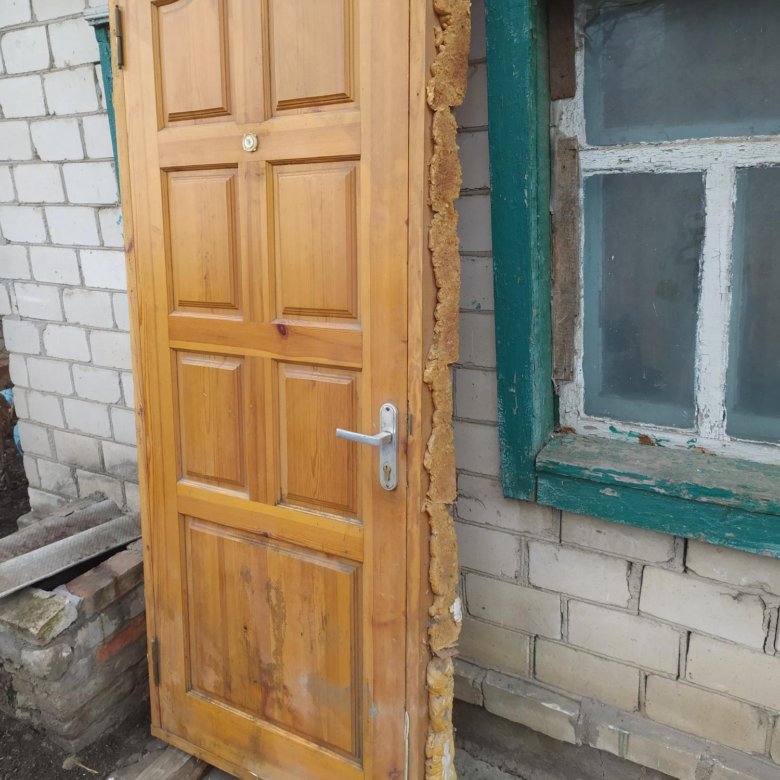Купить деревянную дверь б у. Вторая дверь. Дверь входная деревянная. Б У двери входные деревянные. Двери деревянные б у.