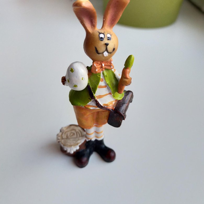 Статуэтка кролик с цветком. Киндер заяц