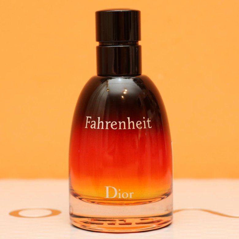 Fahrenheit москва. Christian Dior Fahrenheit. Фаренгейт Москва. Диор фаренгейт фиолетовая бутылка.