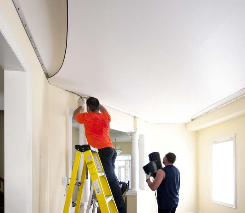 Монтаж натяжных потолков в квартире. Монтажник натяжных потолков. Монтаж натяжного потолка. Натягивание потолков. Натяжные потолки люди