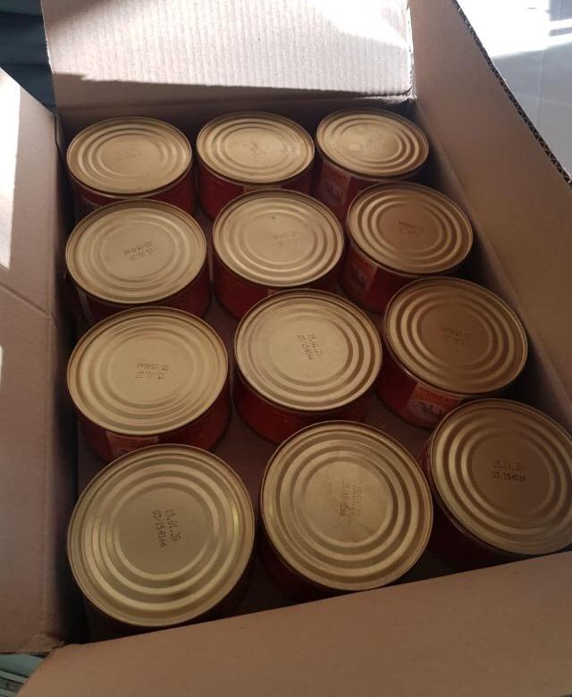 Сколько тушенки в ящике. Ящик с консервами. Тушенка в деревянных ящиках. Упаковка консервов в коробке. Коробка тушенки.