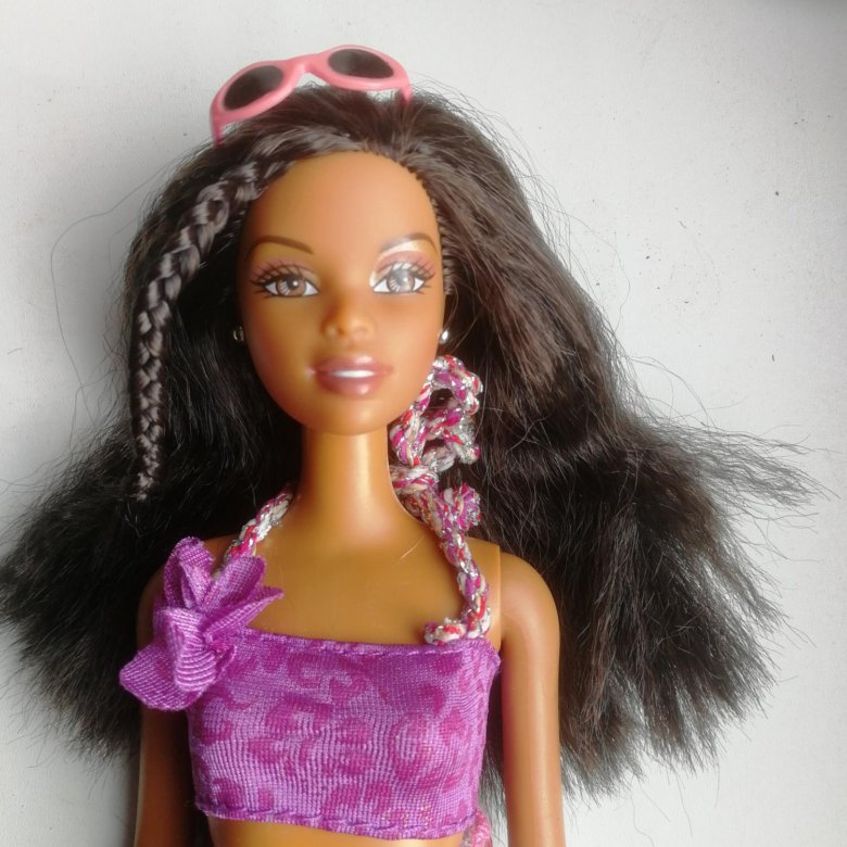 Темнокожая кукла. Куклы смуглые. Барби Люкс темнокожая кукла. Смуглая кукла Барби 97 года. Стейси кукла темнокожая.