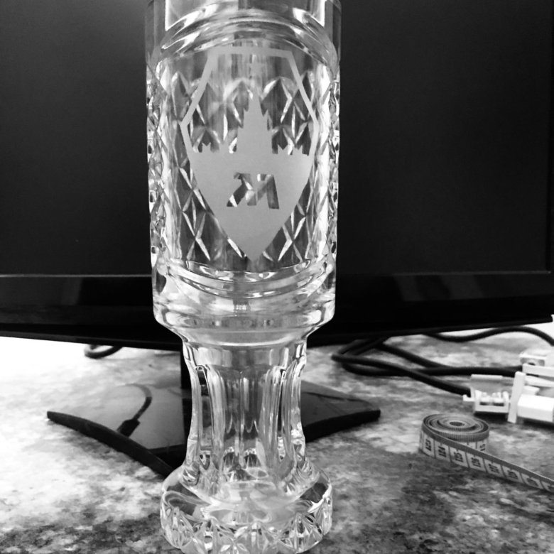 Хрустальный кубок ссср. Ваза красная хрусталь кубок. Хрустальный кубок. Хрустальный кубок. Какую бутылку выбрать хрустальному кубку.