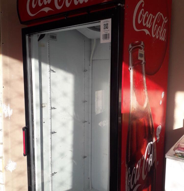 Холодильник кока кола в помещении. Холодильник smeg coca cola. Открыть холодильник кока. Открыть холодильник кока. Холодильника 700 кока кола.