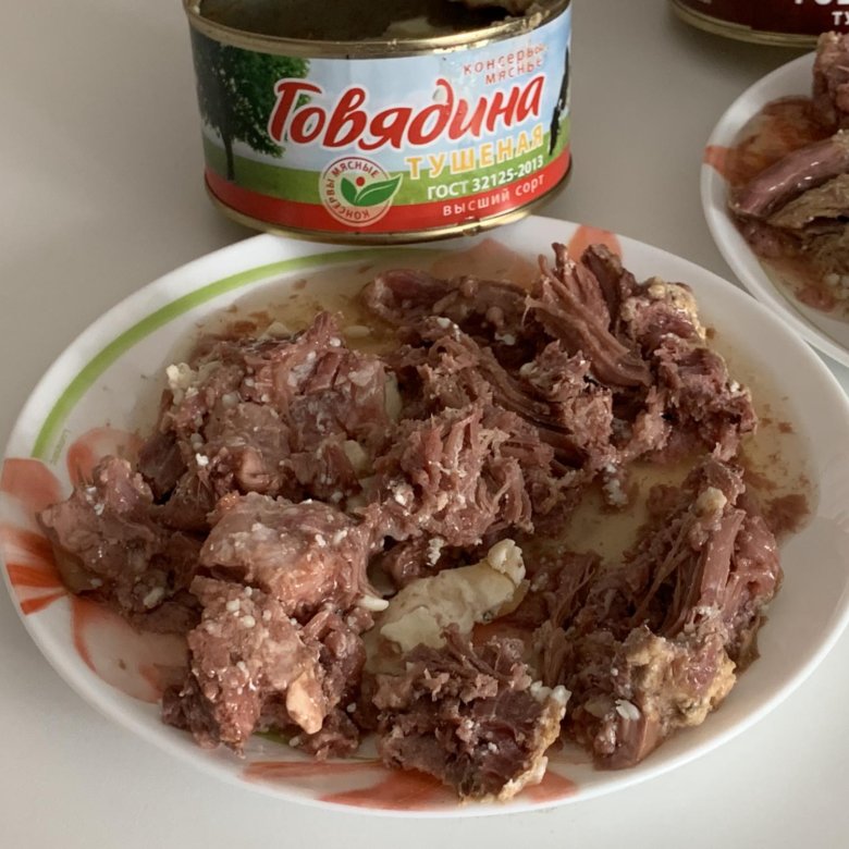 Тушенка трудовая пятилетка свинина. Тушенку тушат. Говядина тушеная скопинская премиум 325 гр. Говядина в банках в магазине чижик. Говядина высший сорт семейный бюджет 338 г.