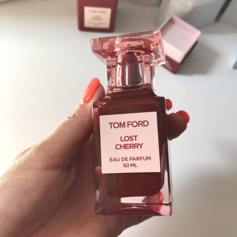 Tom Ford Electric Cherry 50 ml. Духи 50 мл фото в руке.