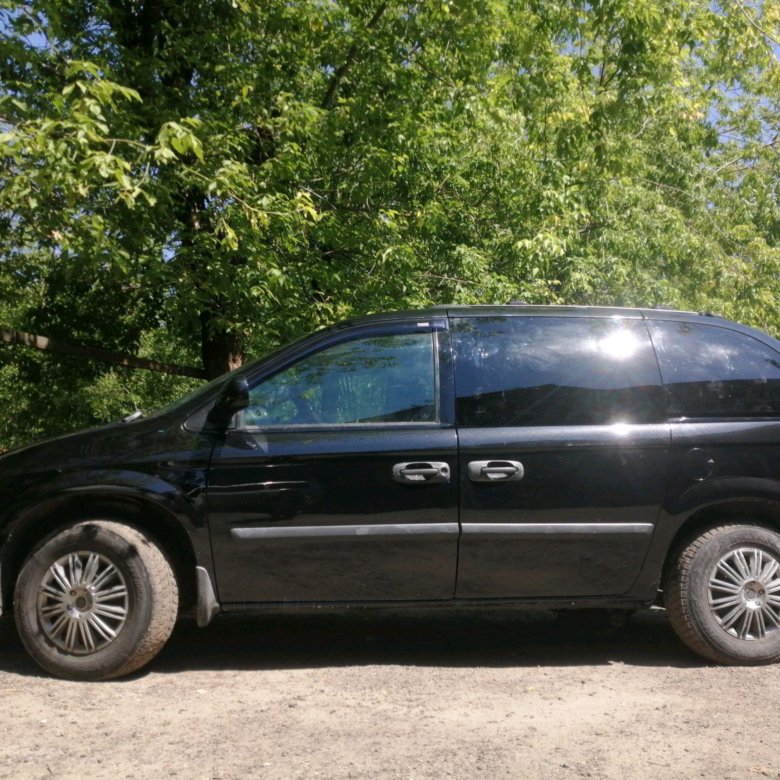 Караван 2005 2.4. Dodge Caravan 2.4 2005. Додж Караван 2005 на тротуаре.