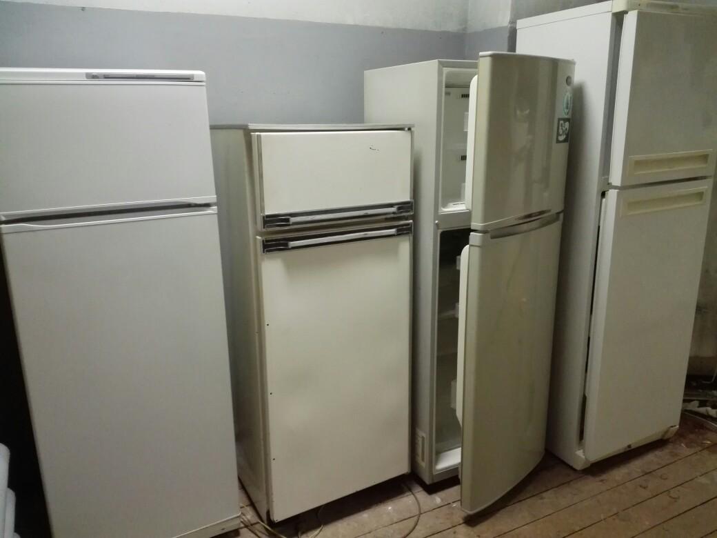 Купить холодильник б у в новосибирске. Холодильник б/у. Дефекты холодильника. Холодильники Череповец. Старые выброшенные холодильники.