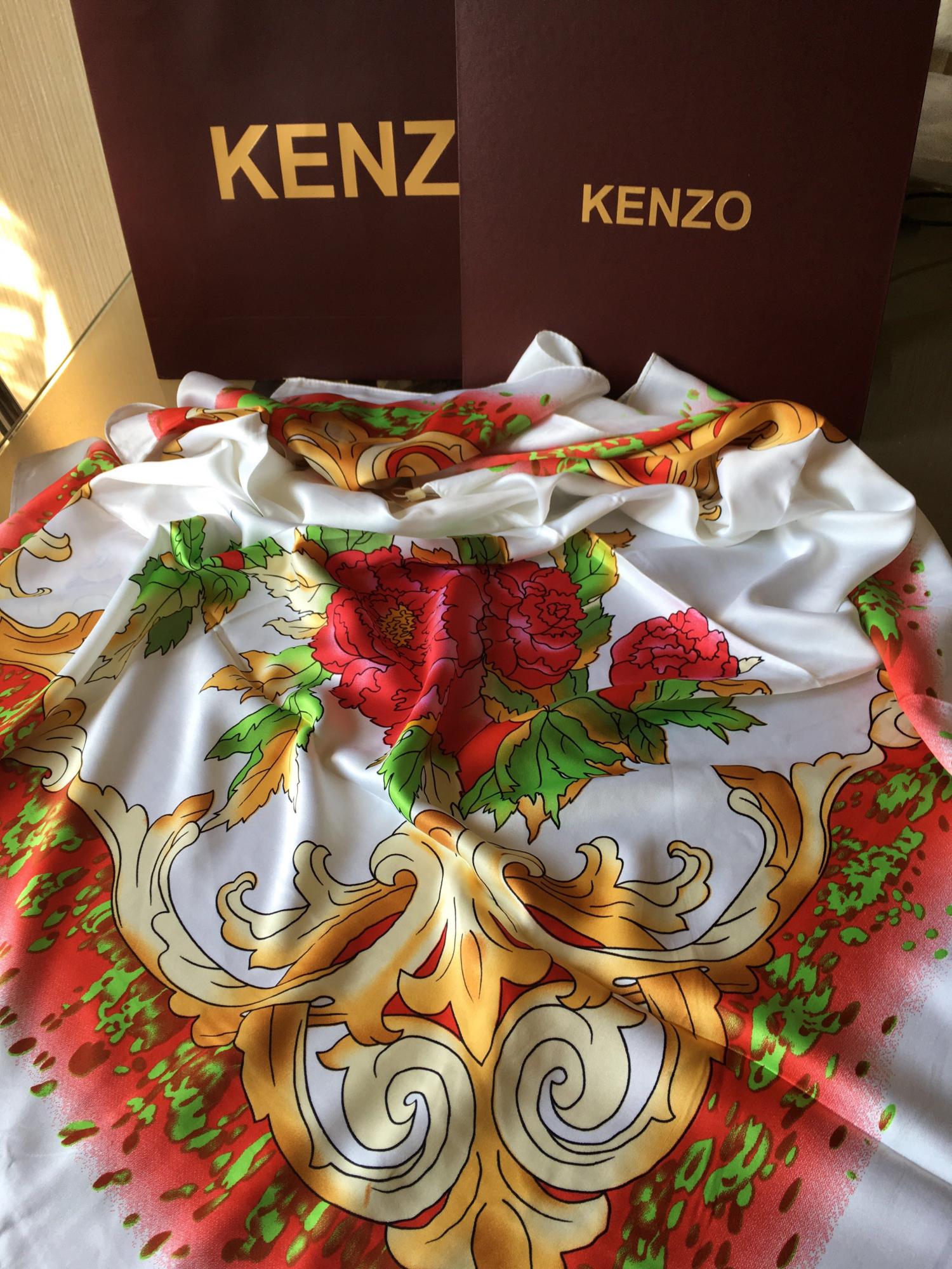 Авито шелковые. Кензо платки шелковые. Платок Kenzo с цветами маками. Платок Kenzo с портретом. Фото платков фирмы Кензо.