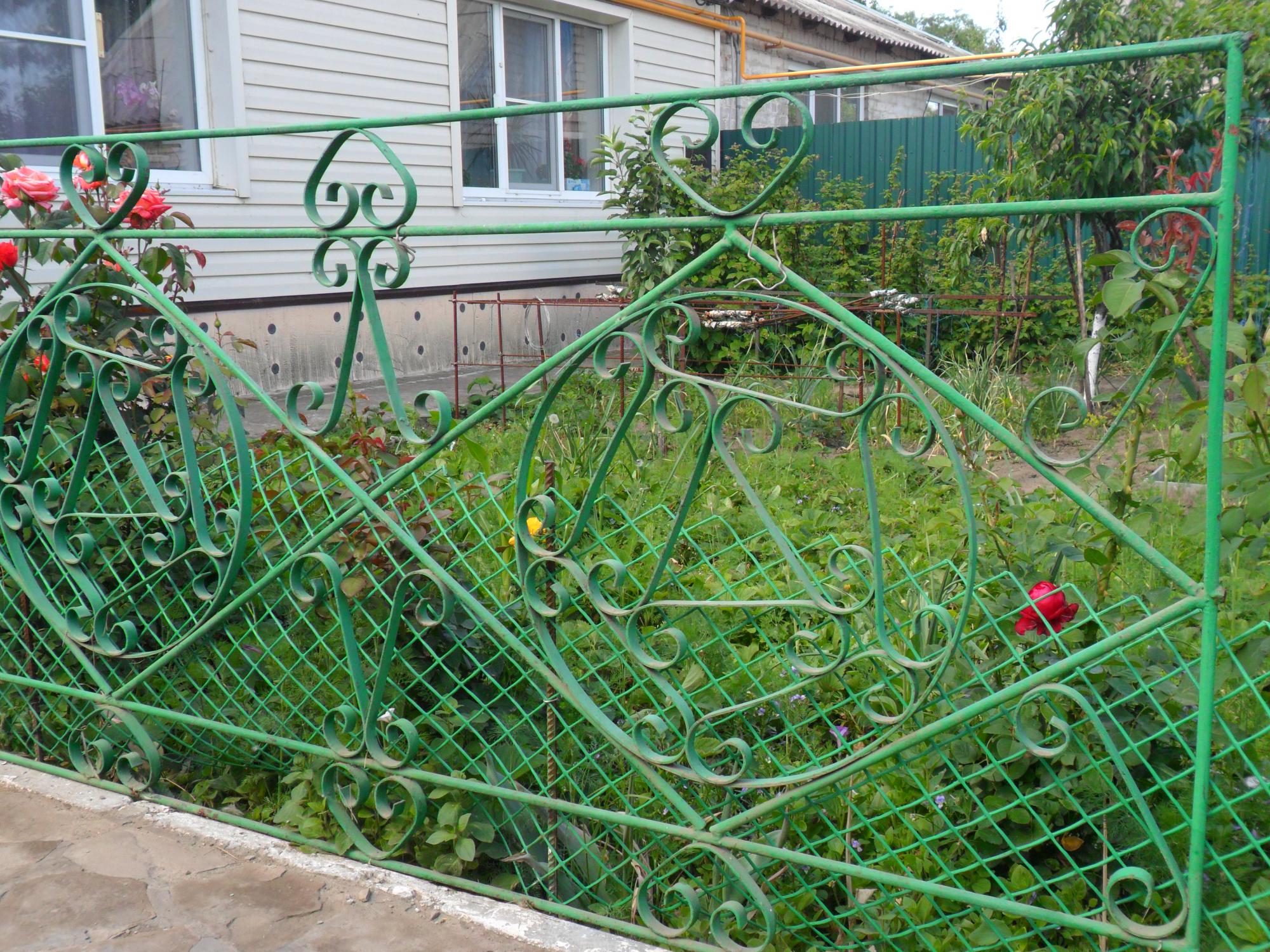 Забор белый. Красивый забор. Забор белая калитва. Кованый забор z-102 (1 кв. Ворота жалюзи.
