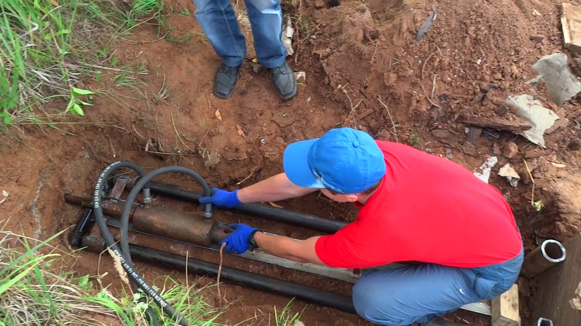 Прокол дороги для водопровода. Горизонтальное бурение для прокладки водопроводных труб. Прокол грунта. ГНБ прокол. Прокол под землей для водопровода.