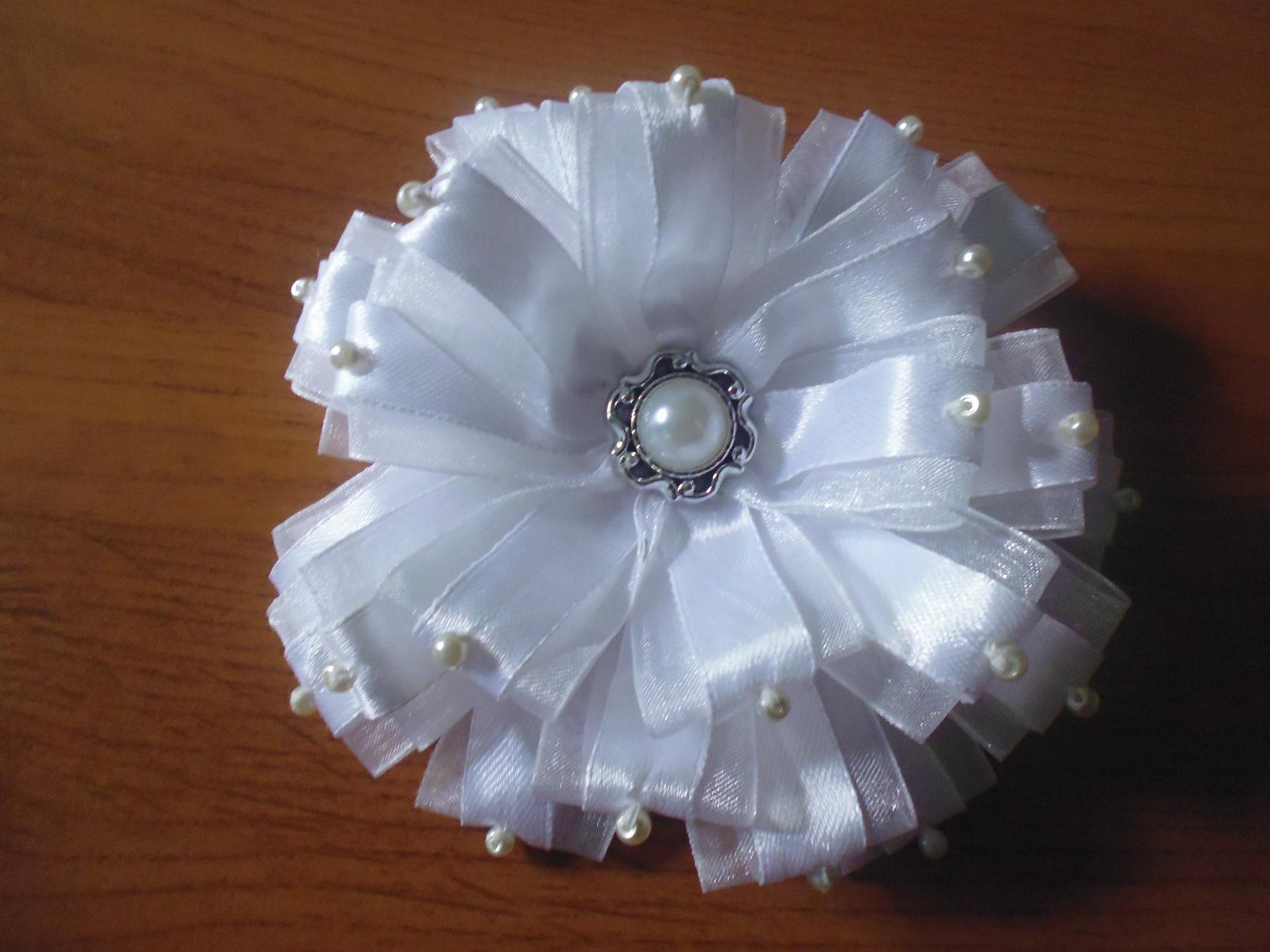 Школьные банты из атласных лент. Большие белые банты на 1 сентября. Школьные банты из лент. Белые бантики из атласных лент. Белые банты из атласных лент.