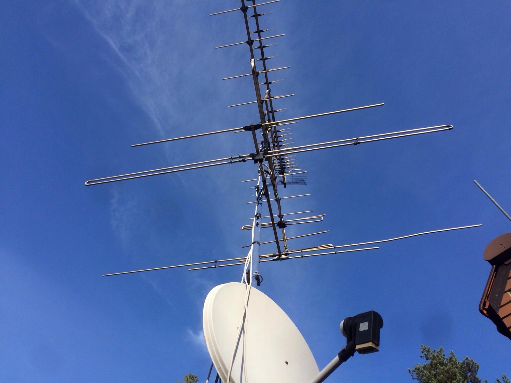 спутниковое телевидение. антенны спутниковые и эфирные. спутниковая тарелка на доме. телевизионная спутниковая антенна. спутниковая антенна.