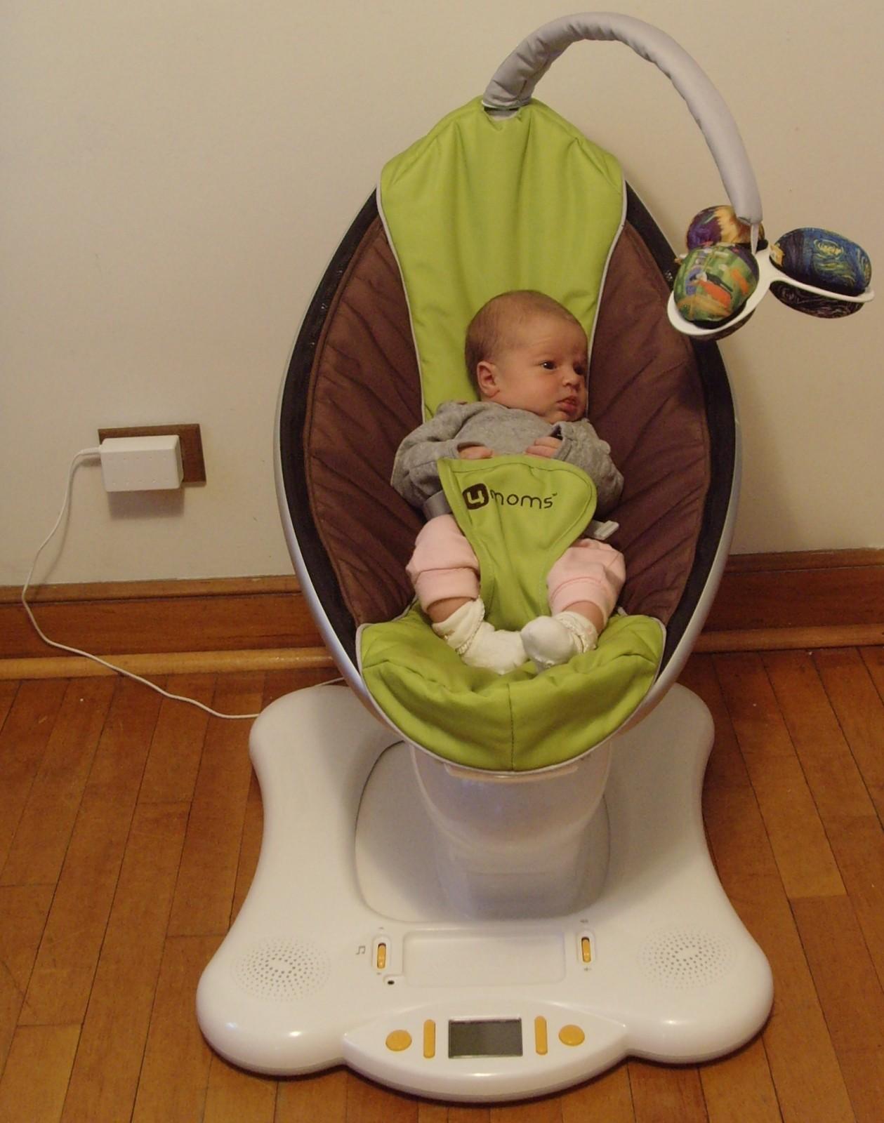 Люлька до скольки месяцев. Электрокачели для новорожденных 4moms. Электронные качели момс 4 зеленые. Кресло для укачивания новорожденных. Люлька для новорожденных качалка.