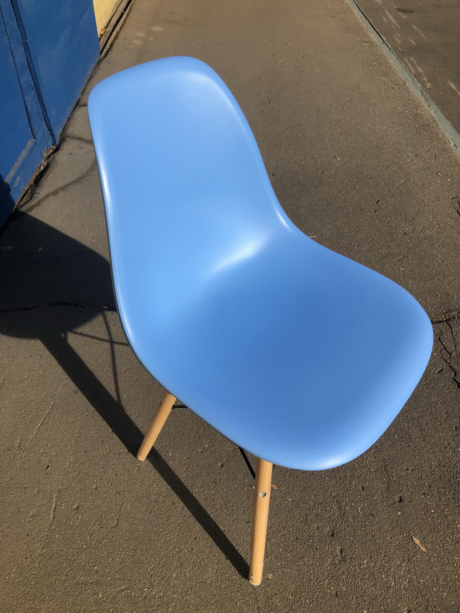 Стул eames голубой