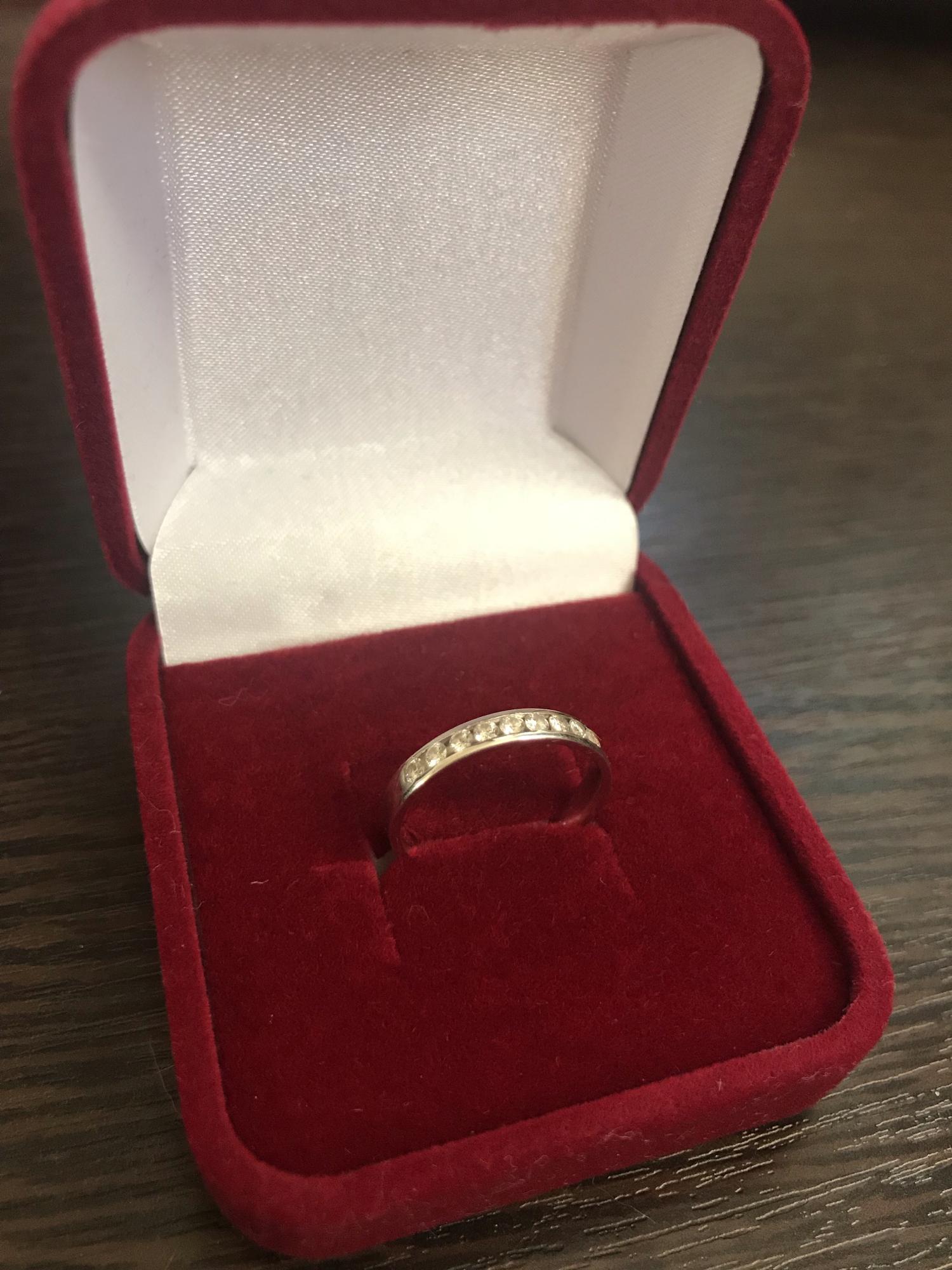 Золотое кольцо подарок. Обручальное кольцо в коробочке. Помолвочное кольцо в коробочке. Кольца обручальные в коро. Красивая коробочка для кольца.