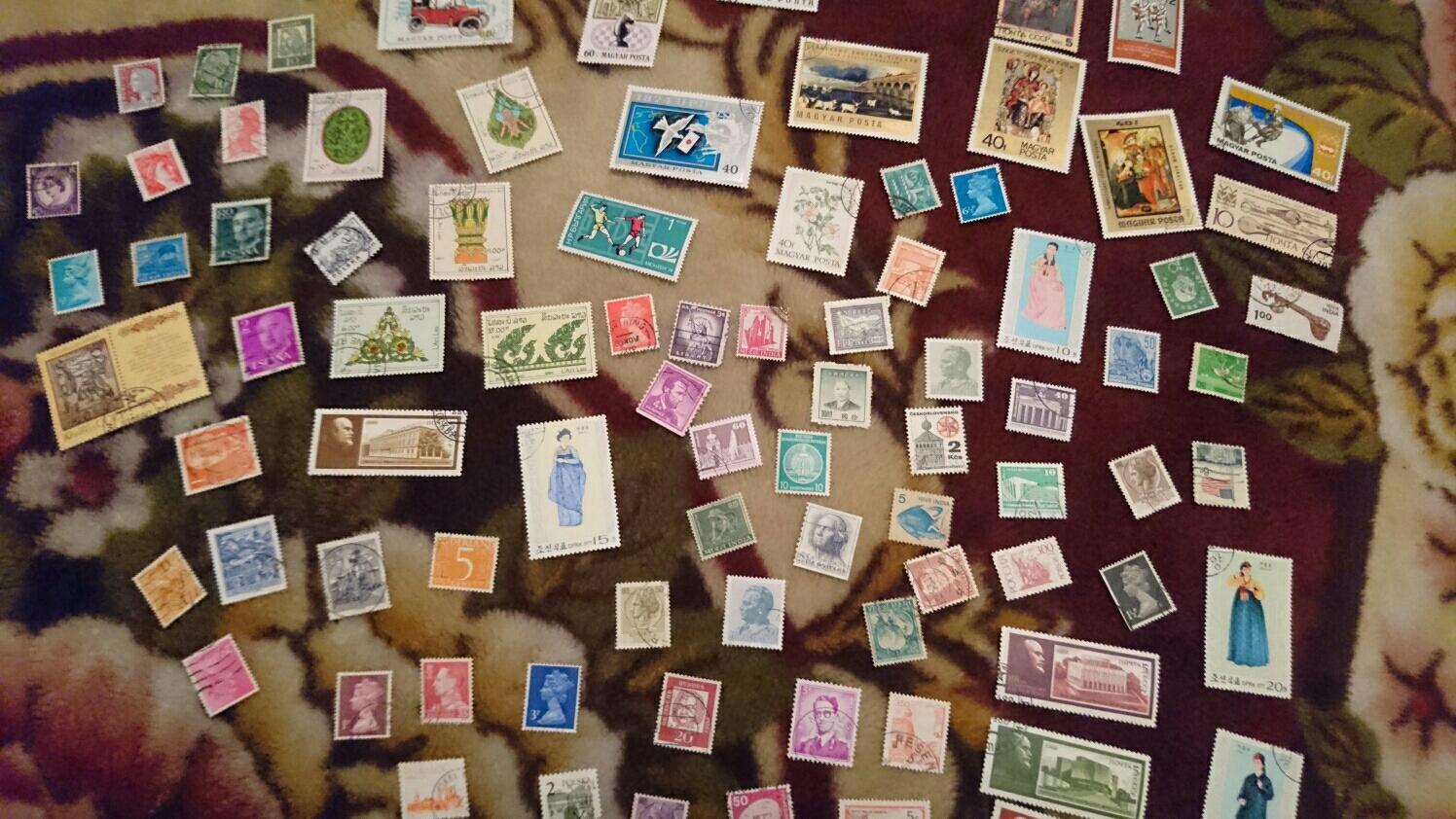 Коллекционер открыток называется. Коллекционирование марок. Коллекция марок. Оформление коллекции марок. Коллекция марок в коробке.