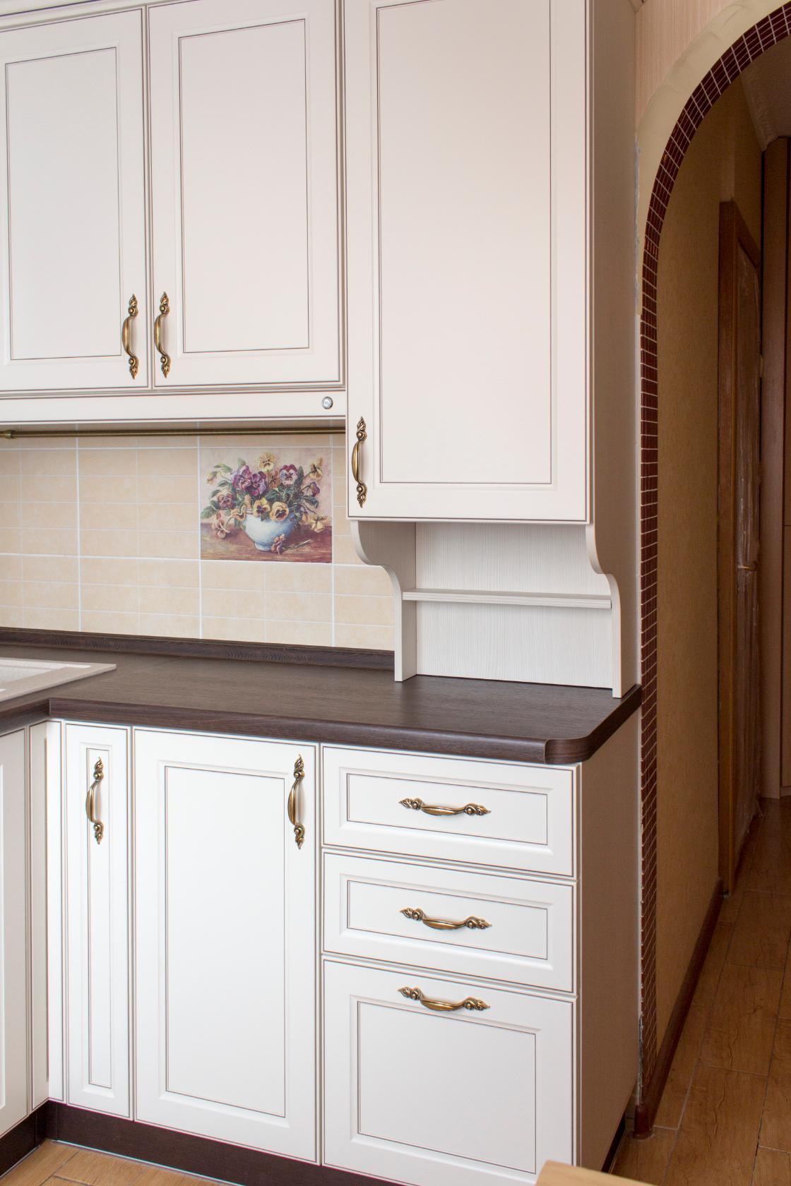 Кухня прованс неоклассика. Кухня нео классика патина шампань. Классические маленькие кухни. Кухня в классическом стиле. Красивый интерьер маленькой кухни.