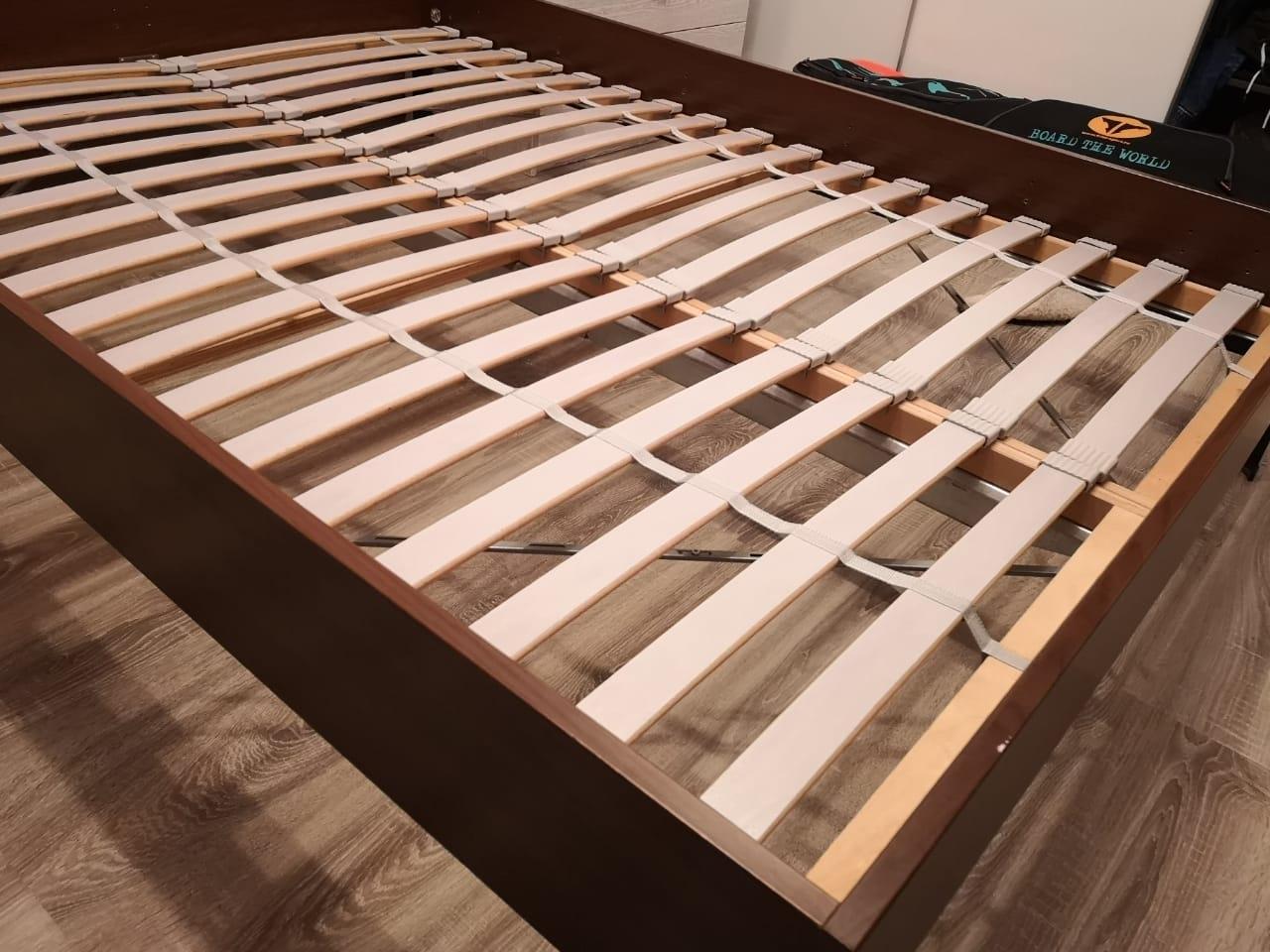 новая деревянная кровать скрипит