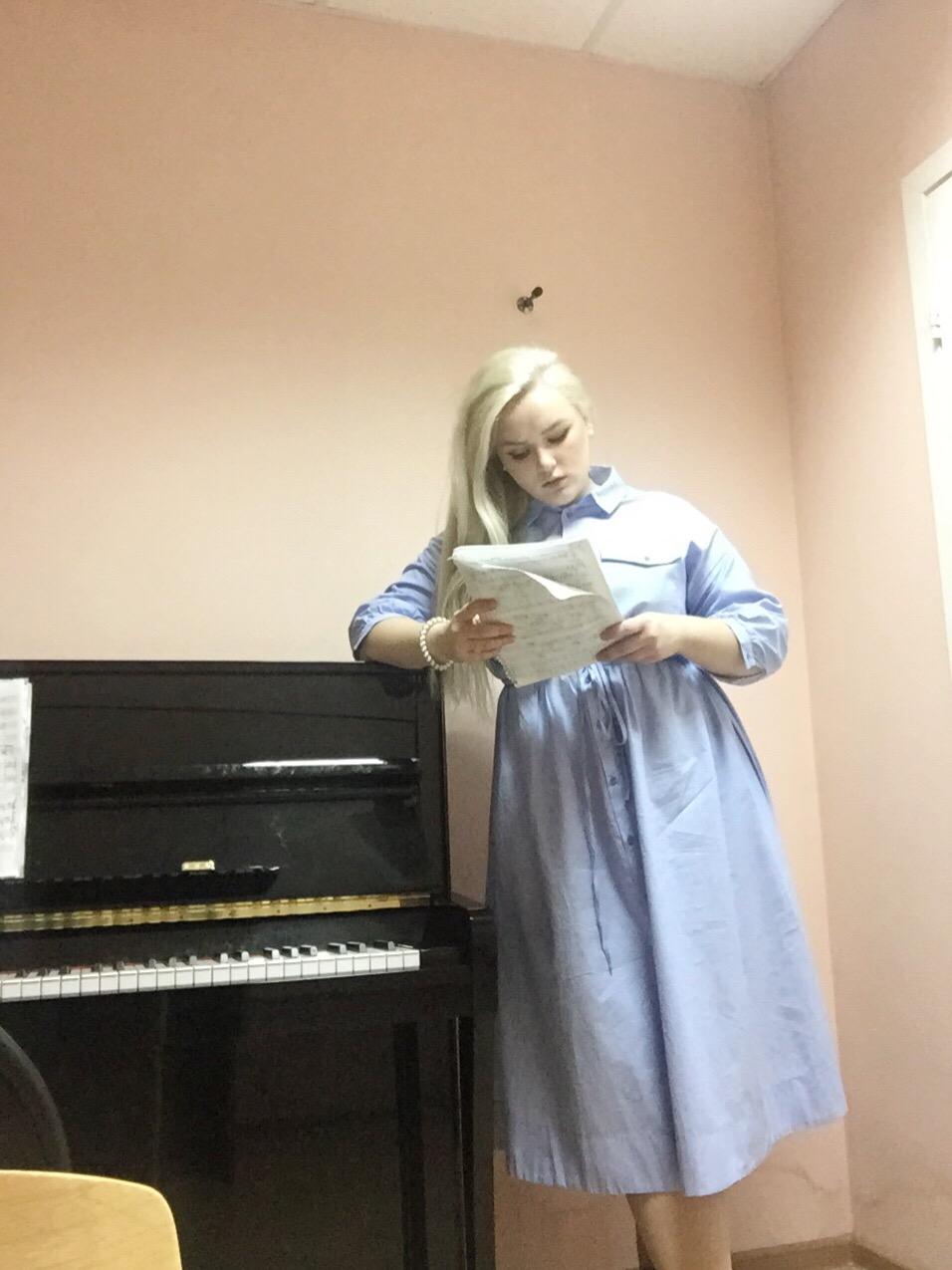 Школа вокала томск. Школа вокала. Девушка поет в студии звукозаписи. Голоса томск. Преподаватель вокала.