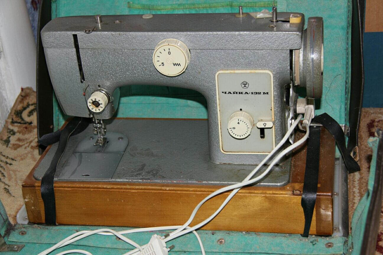 Швейная машинка чайка с электроприводом с тумбой