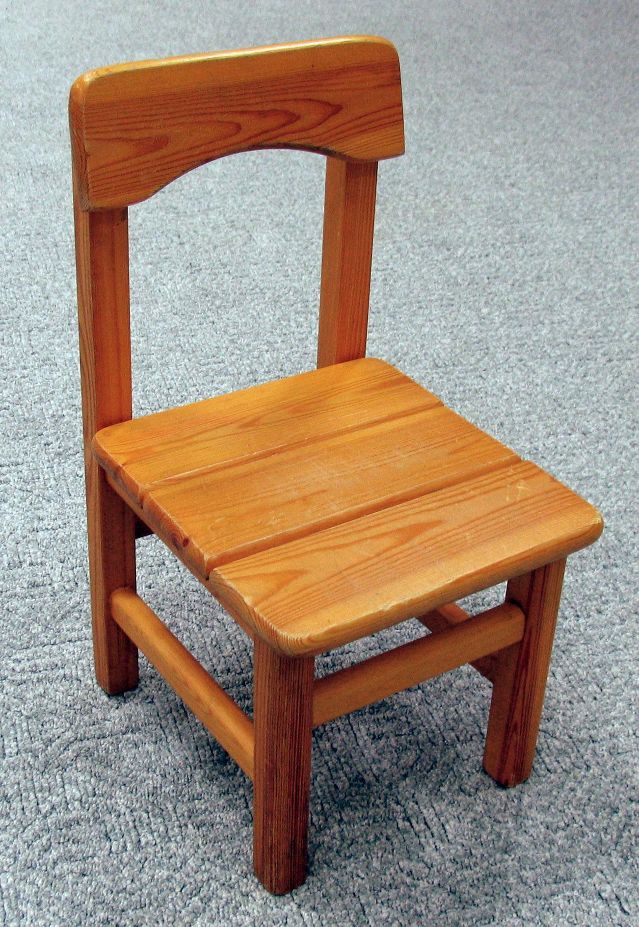 Авито москва стул. Деревянный стульчик. Детский деревянный стульчик. Табуретка детская деревянная. Стульчик маленький деревянный.