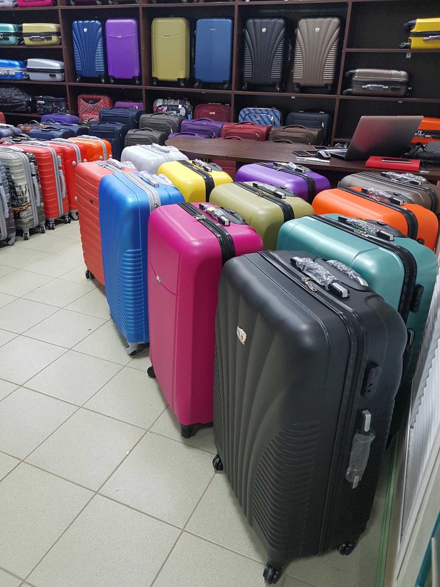 Пластмассовый чемодан на колесиках. Чемодан- сумка на двух колесах пластик. Где продается чемодан. Чемодан американ туристер ткань. 5 л.