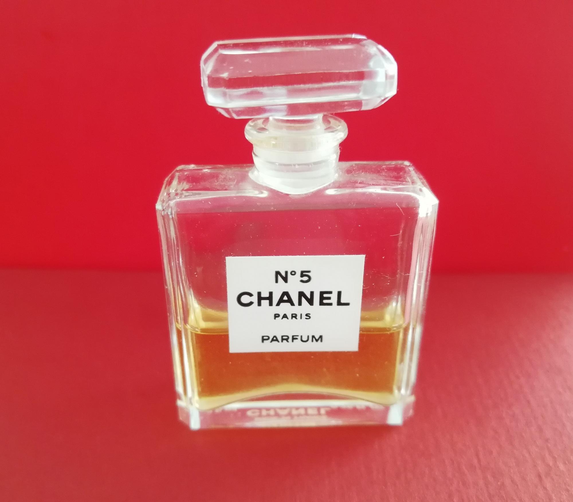 Chanel 5. Chanel Nr 5. Шанель 5 фото. Винтажные Шанель 5. Шанель 5 в розовом корпусе.