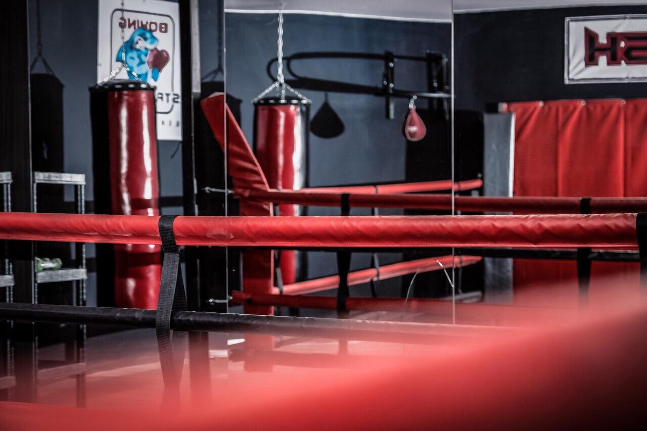 Боксерский ринг красный фон. Strongfish Boxing, Санкт-Петербург Ириновский. Strongfish, Санкт-Петербург. Комплект канатов и подушек для ринга фото.