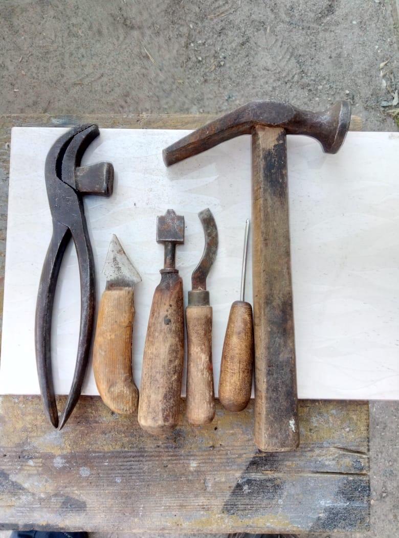 ремесленные инструменты. набор инструментов для сапожника. старинный инструмент сапожника. инструменты сапожника. инструменты сапожника.