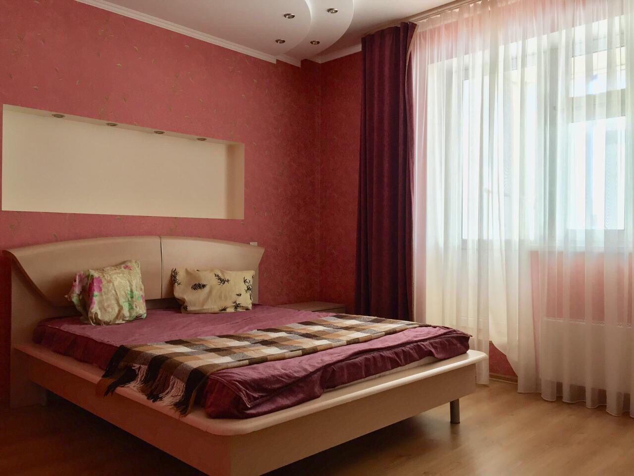 Красивые трехкомнатные квартиры с двуспальной кроватью