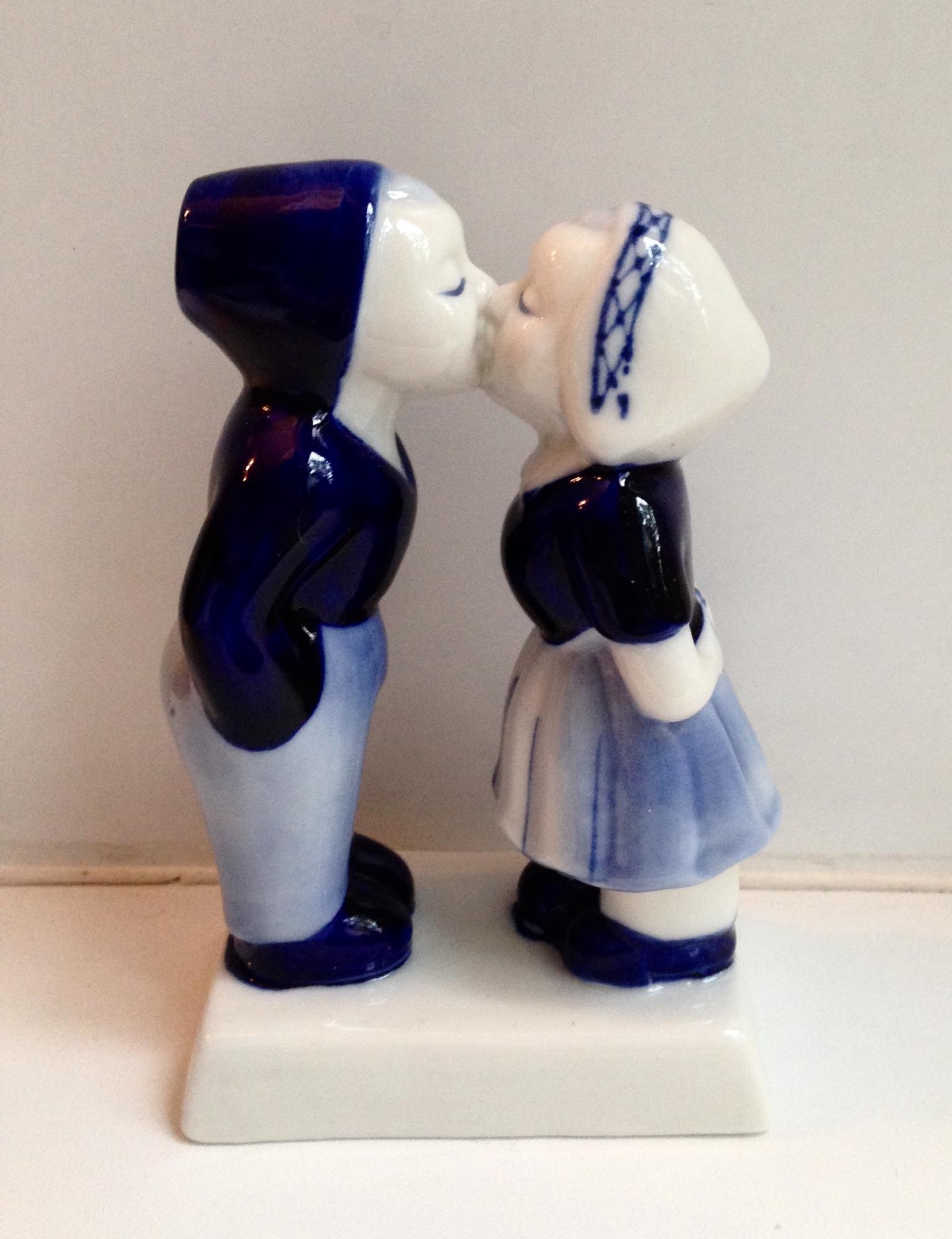 статуэтка целующиеся. антикварная статуэтка поцелуй. статуэтка малыш. статуэтка целующиеся. статуэтка целующиеся.